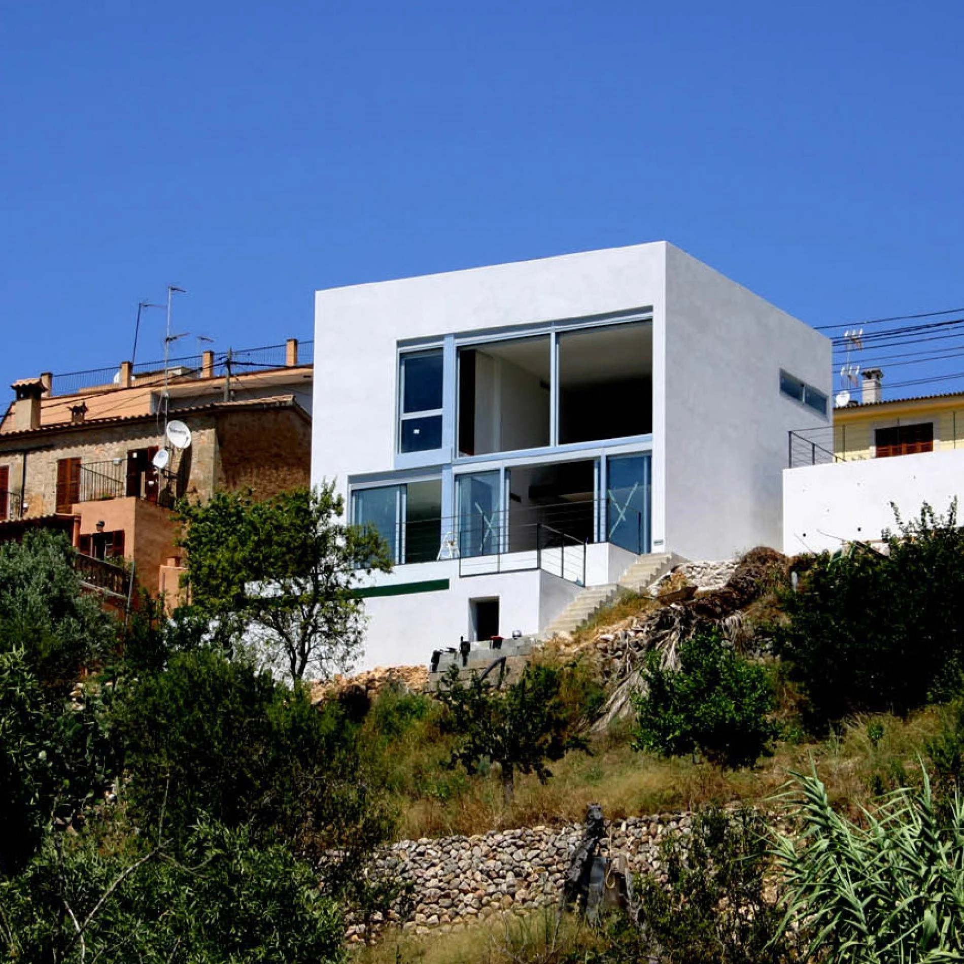 HOUSE IN ESTABLIMENTS