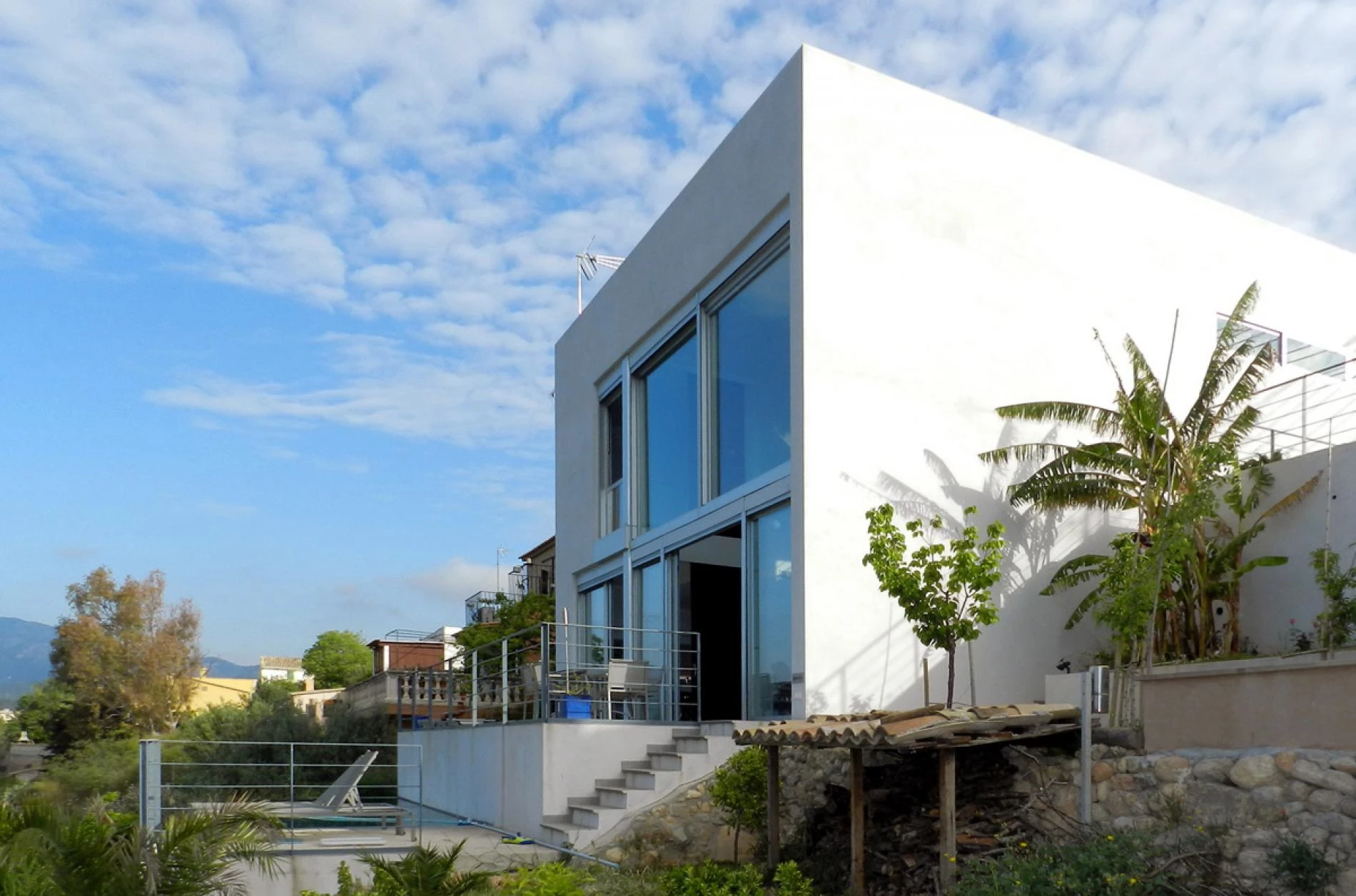HOUSE IN ESTABLIMENTS