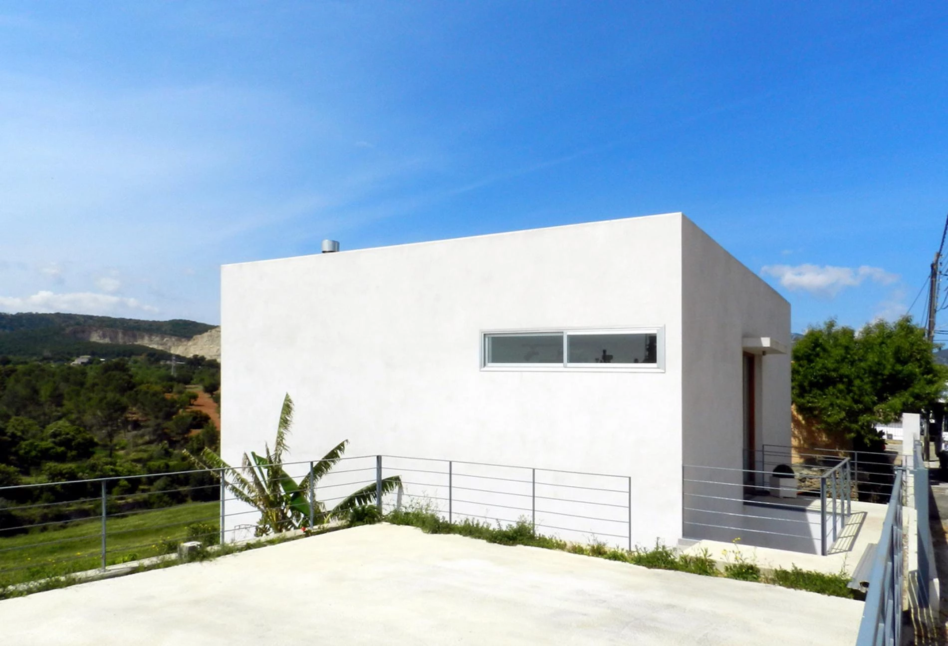 HOUSE IN ESTABLIMENTS