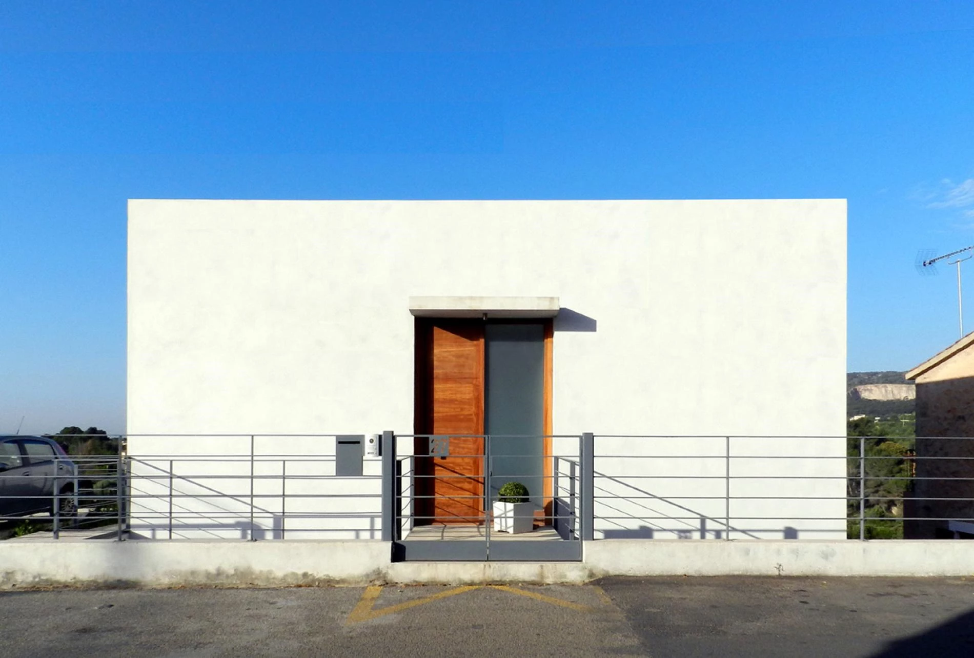 HOUSE IN ESTABLIMENTS