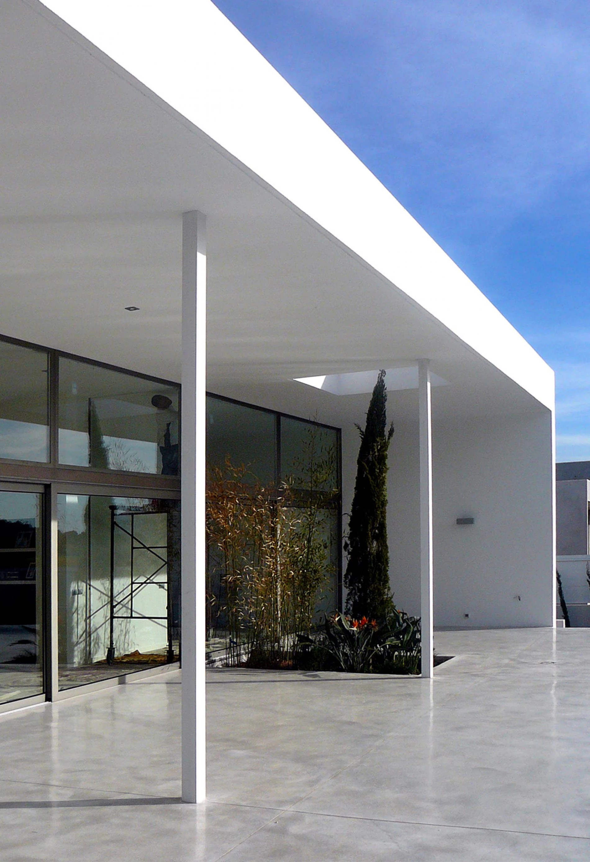 L4 HOUSE