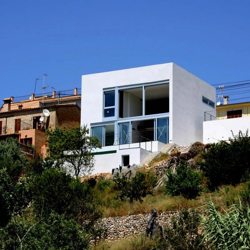 HOUSE IN ESTABLIMENTS
