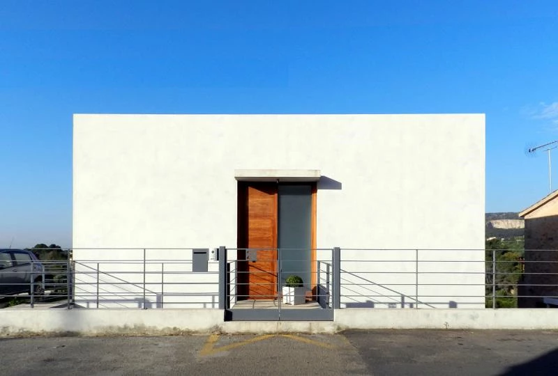 HOUSE IN ESTABLIMENTS